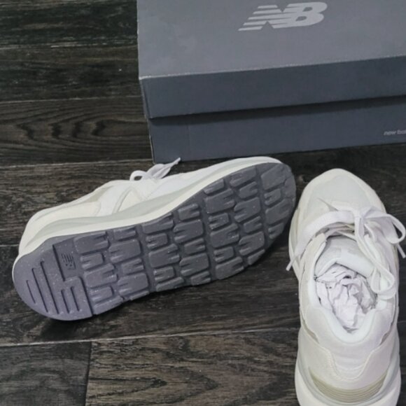 **rare** New Balance Sneakers NWT/Box - Picture 3 of 7